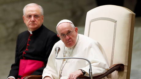 Pope Francis looks on during the weekly general audience in the Paul VI Hall, at the Vatican, October 6, 2021. © Reuters / Yara Nardi