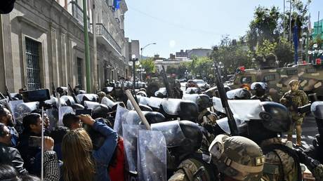 Military troops are deployed outside the Quemado Palace at the Plaza Murillo in La Paz on June 26, 2024