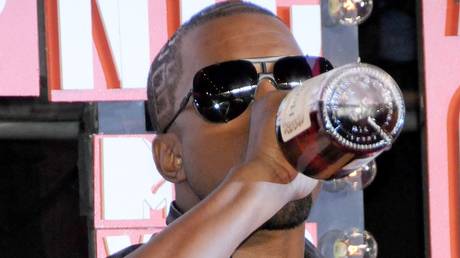 Kanye West arrives at the MTV Video Music Awards at Radio City Music Hall  in New York City, September 13, 2009