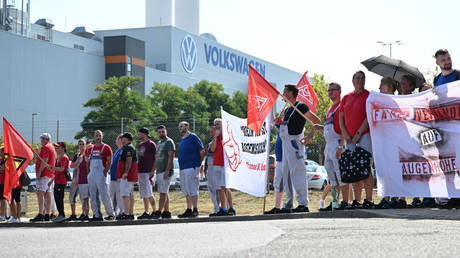 Workers at the Volkswagen plant in Zwickau protest against the company's cost-cutting plans. / Hendrik Schmidt