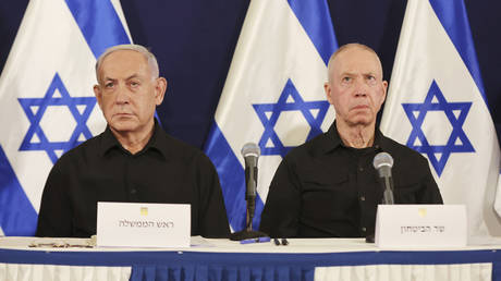 Israeli Prime Minister Benjamin Netanyahu(L) and former Defense Minister Yoav Gallant.