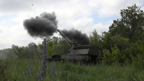 FILE PHOTO: Ukrainian servicemen from a 155mm self-propelled howitzer Panzerhaubitze 2000.