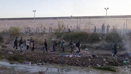 Texas State Police officers turn back migrants attempting to cross the US border at Ciudad Juarez, Mexico, April 20, 2024