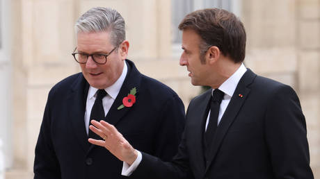 Emmanuel Macron (R) and  Keir Starmer meet at the Elysee Palace in Paris, France, November 11, 2024