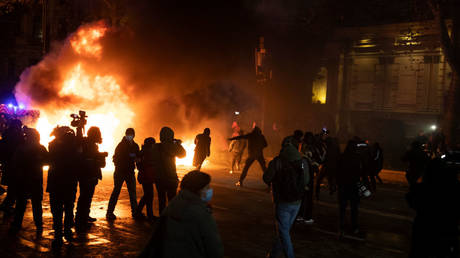 Opposition protest outside parliament, Tbilisi, Georgia, November 29, 2024 / Daro Sulakauri.