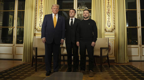 French President Emmanuel Macron poses with President-elect Donald Trump and Ukraine's Vladimir Zelensky at the Elysee Palace, on December 7, 2024 in Paris.