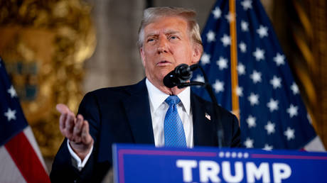 US President-elect Donald Trump speaks to the press at Mar-A-Lago / Andrew Harnik