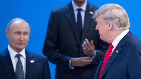 Donald Trump (R) looks at Vladimir Putin at the G20 summit in Buenos Aires, Argentina, November 30, 2018