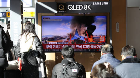 People in Seoul watch a news report about the crash of South Korea’s Jeju Air Flight 2216 on December 29, 2024.