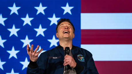 SpaceX and Tesla founder Elon Musk speaks during an America PAC town hall on October 26, 2024. © Samuel Corum/Getty Images