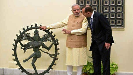 Indian Prime Minister Narendra Modi with Nataraja idol handed over by Australian Prime Minister Tony Abbott in New Delhi on September 5, 2014.