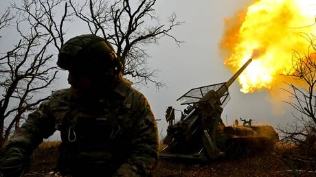 A Russian servicemen fire a 2S7 Malka self-propelled howitzer towards Ukrainian positions.