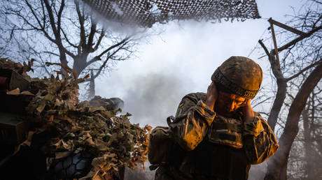 Ukrainian servicemen of Khartya brigade operate a D-30 howitzer. © Wolfgang Schwan/Anadolu via Getty Images